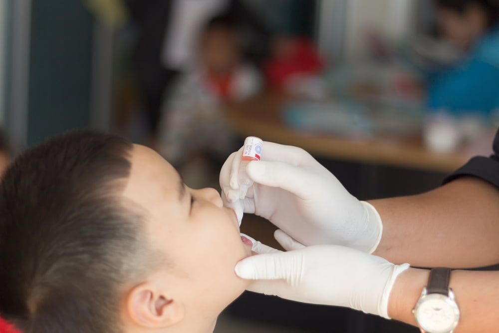 ילד מקבל חיסון פוליו